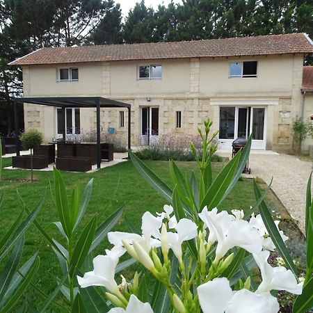 Villa Entiere Du Chateau Lacroix De Civrac 3 Ch, 3 Sdb, Piscine Xxl,Sauna, 4 Etoiles,7 Pers Luaran gambar