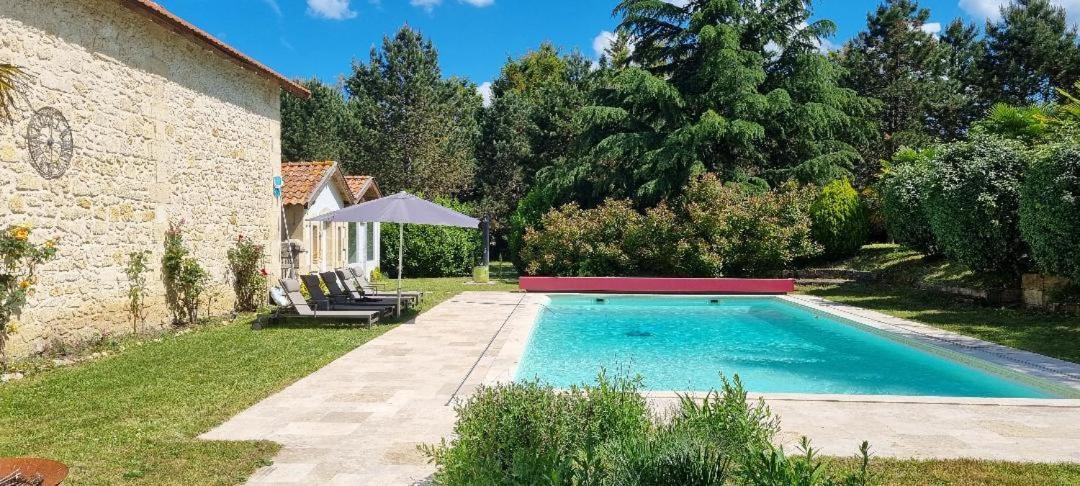 Villa Entiere Du Chateau Lacroix De Civrac 3 Ch, 3 Sdb, Piscine Xxl,Sauna, 4 Etoiles,7 Pers Luaran gambar