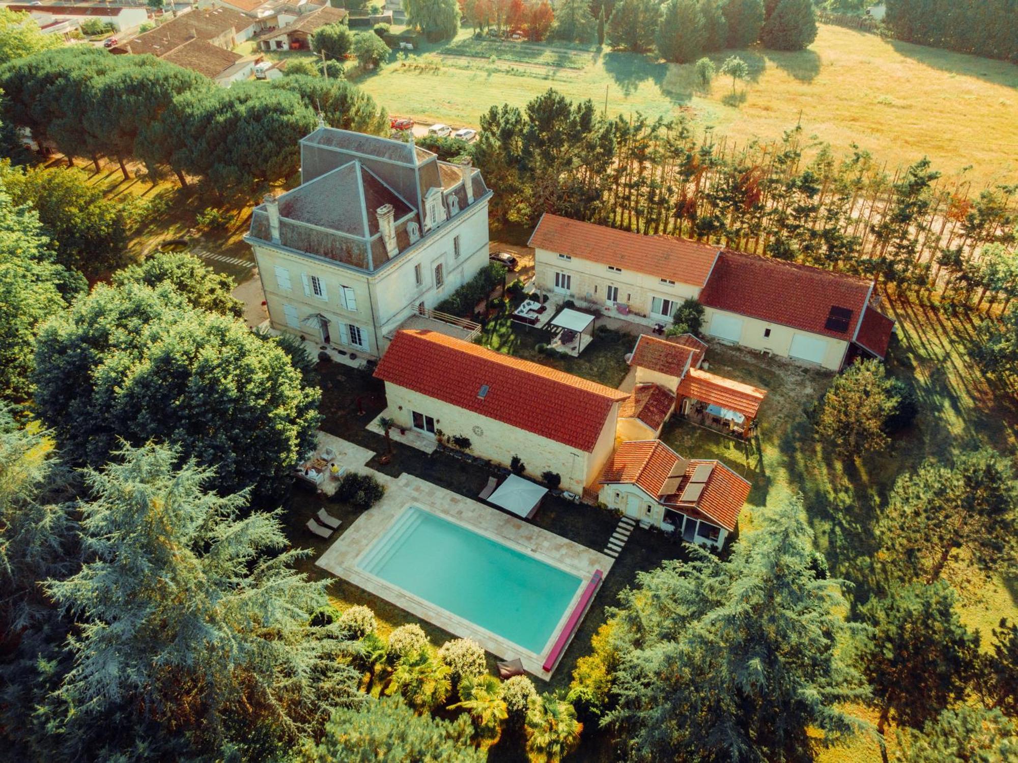 Villa Entiere Du Chateau Lacroix De Civrac 3 Ch, 3 Sdb, Piscine Xxl,Sauna, 4 Etoiles,7 Pers Luaran gambar