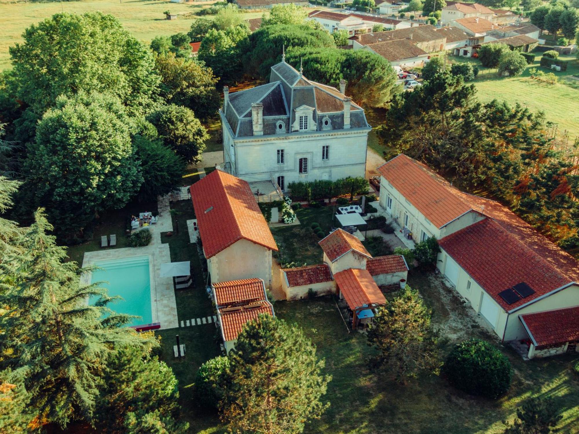 Villa Entiere Du Chateau Lacroix De Civrac 3 Ch, 3 Sdb, Piscine Xxl,Sauna, 4 Etoiles,7 Pers Luaran gambar